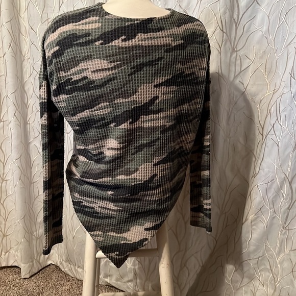 🛍️Camo v neck waffle top long sleeves - Picture 2 of 6
